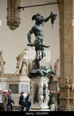 Florenz. Italien. Skulptur des Perseus mit dem Haupt der Medusa von Benvenuto Cellini, Loggia dei Lanzi, Piazza della Signoria. Stockfoto