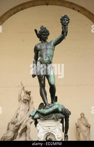 Florenz. Italien. Skulptur des Perseus mit dem Haupt der Medusa von Benvenuto Cellini, Loggia dei Lanzi, Piazza della Signoria. Stockfoto