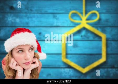Zusammengesetztes Bild von Close Up einer nachdenklichen Frau liegen zwischen Einkaufstaschen Stockfoto