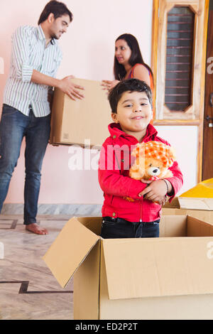 indische Eltern und Sohn nach Hause verlagert Stockfoto