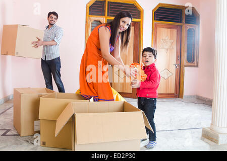 indische Eltern und Sohn nach Hause verlagert Stockfoto