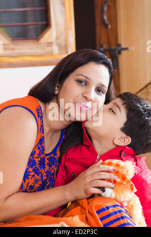 indische Mutter und Sohn lieben Stockfoto