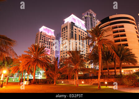 Strand-Nachtbeleuchtung des Luxus-Hotels, Dubai, Vereinigte Arabische Emirate Stockfoto