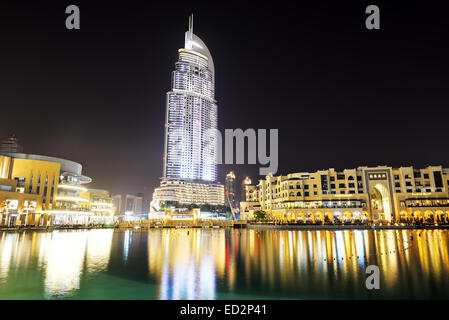 Der Nacht-Blick auf Dubai Mall und Adresse Hotel. Es ist die weltweit größte Shopping-mall Stockfoto