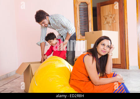 indische Eltern und Sohn nach Hause verlagert Stockfoto