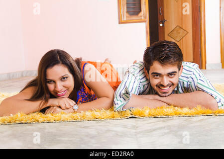 2 indische Ehepaar Entspannung Zuhause genießen Stockfoto