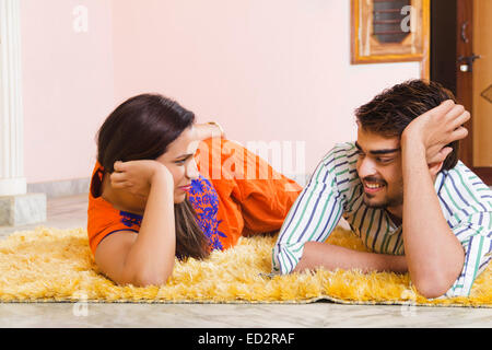 2 indische Ehepaar Entspannung Zuhause genießen Stockfoto