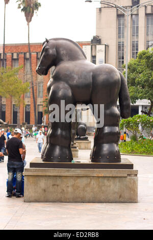 MEDELLIN, Kolumbien - 10. Oktober 2012: Statue auf dem Platz von Botero, am 10. Oktober 2012 in Medellin, Kolumbien. Botero gespendet 23 scu Stockfoto