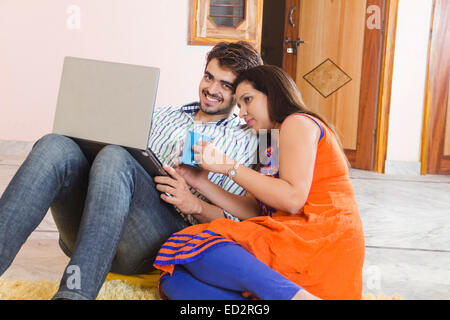 2 indische verheiratetes Paar sitzt zu Hause Laptop arbeiten Stockfoto