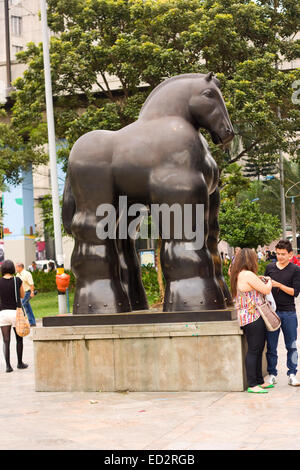 MEDELLIN, Kolumbien - 10. Oktober 2012: Statue auf dem Platz von Botero, am 10. Oktober 2012 in Medellin, Kolumbien. Botero gespendet 23 scu Stockfoto