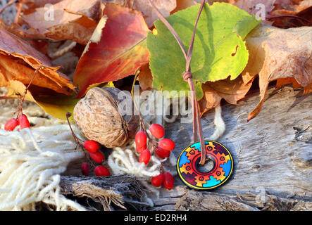 Ethnische handgefertigte Ton Halskette auf Herbst-Stil Hintergrund Stockfoto