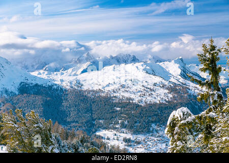 Blick auf Mont Blanc in den Wolken. Stockfoto