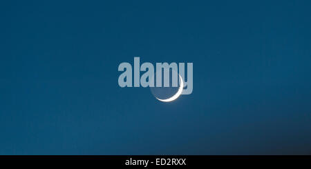 Wimbledon, London, UK. 24. Dezember 2014. 8 % beleuchteten zunehmende Cresent Mond am Heiligabend mit Erdschein in klaren Himmel Credit: Malcolm Park Leitartikel/Alamy Live-Nachrichten Stockfoto