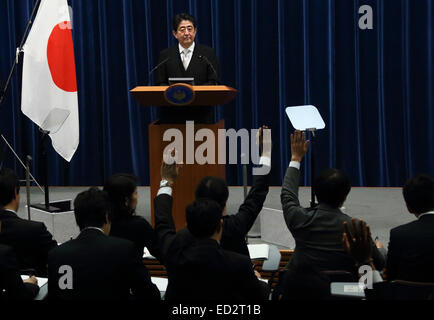 Tokio, Japan. 24. Dezember 2014. Japans Ministerpräsident Shinzo Abe spricht während einer Pressekonferenz am Amtssitz des Premierministers in Tokio, Japan, auf Mittwoch, 24. Dezember 2014. Bildnachweis: Tomohiro Ohsumi-Pool/Jana Presse/ZUMA Draht/Alamy Live News Stockfoto