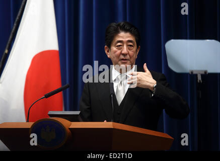 Tokio, Japan. 24. Dezember 2014. Japans Ministerpräsident Shinzo Abe Gesten wie er während einer Pressekonferenz am Amtssitz des Premierministers in Tokio, Japan, auf Mittwoch, 24. Dezember 2014 spricht. Bildnachweis: Tomohiro Ohsumi-Pool/Jana Presse/ZUMA Draht/Alamy Live News Stockfoto