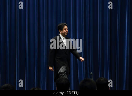 Tokio, Japan. 24. Dezember 2014. Shinzo Abe, Japans Premierminister während einer Pressekonferenz am Amtssitz des Premierministers in Tokio, Japan, auf Mittwoch, 24. Dezember 2014. Bildnachweis: Tomohiro Ohsumi-Pool/Jana Presse/ZUMA Draht/Alamy Live News Stockfoto