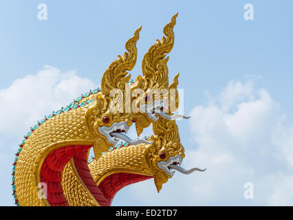 Traditionelle Thai Drachen Skulptur auf der Treppe des Tempels. Stockfoto