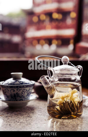 Teekanne mit Blooming Tea, weiß Silber Nadel und Jasmin Tees auf einem Tisch in einem traditionellen Teehaus in Shanghai, China Stockfoto