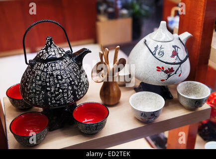 Chinesischer Tee setzt Teekanne und Tassen auf dem Display in einem Laden in Shanghai, China Stockfoto