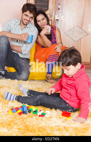 indische Eltern und Sohn zu Hause spielen Spielzeug Stockfoto