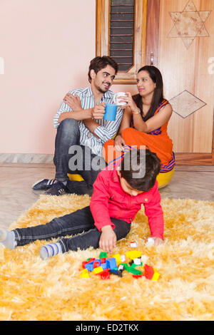 indische Eltern und Sohn zu Hause spielen Spielzeug Stockfoto