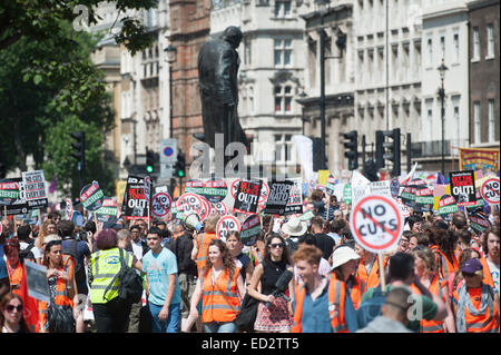 Tausende marschieren vom Londoner Oxford Circus, Parliament Square zu ihrer Bestürzung gegen den Sparkurs der britischen Regierung misst mit Stimme: Atmosphäre wo: London, Vereinigtes Königreich bei: 21. Juni 2014 Stockfoto