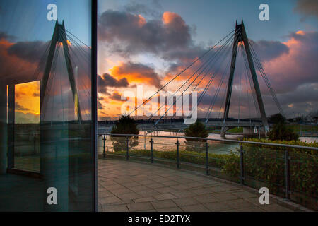 Marine Art Brücke Southport, Merseyside, UK 24. Dezember 2014. UK Wetter. Heiligabend Sonnenuntergang über der Marine Art Brücke mit Reflexionen in der Resort Ramada Hotel an der Waterfront, in der Nähe von Southport Theatre und Convention Center. Stockfoto