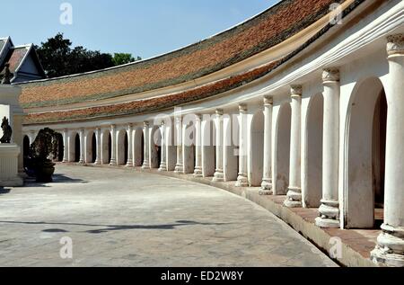 NAKHON PATHOM, THAILAND: Die kreisförmigen Kreuzgang-Galerie auf der oberen Terrasse rund um den Phra Pathom Chedi-Tempel Stockfoto