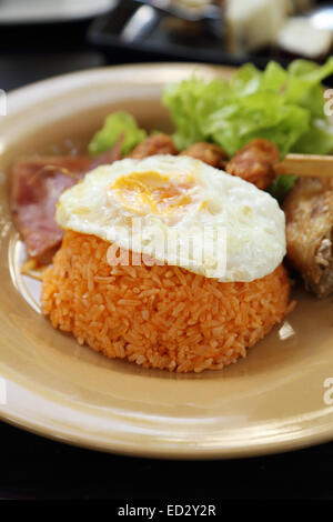 Frühstück im amerikanischen Stil gesetzt, gebratener Reis (Thai-Küche) Stockfoto