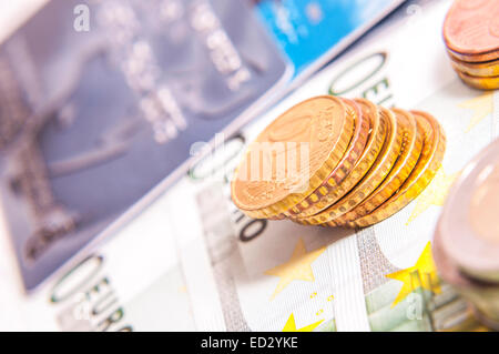 Reihe von Euro-Banknoten, 10 Cent Münzen stehen an der Spitze Stockfoto