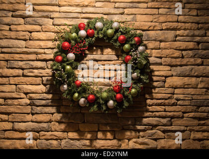 Eine festliche Weihnachten Kranz hängt an der Tür eines Hauses im Royal