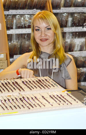 InterCHARM XII International Parfümerie und Kosmetik Ausstellung Moskau Herbst junge blonde Frau arbeiten in der Ausstellung Stockfoto