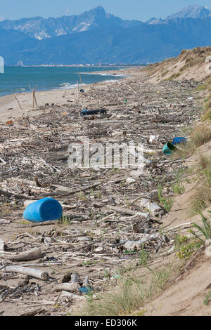 globale Umweltverschmutzung am Strand in der Toskana, Italien Stockfoto