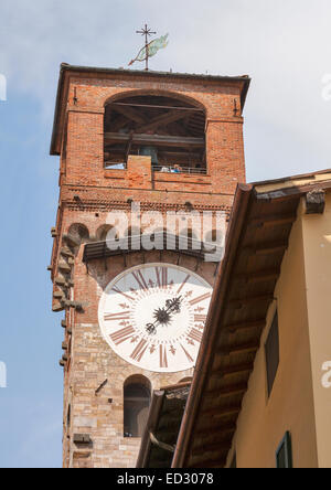 Turm Delle Ore, der höchste Turm in der Stadt. Uhr-Betrieb seit 1390. Lucca, Toskana, Italien. Stockfoto