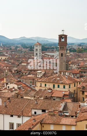 Blick über die Stadt Lucca in der Toskana, Italien, von innen die Guinigi-Turm Stockfoto