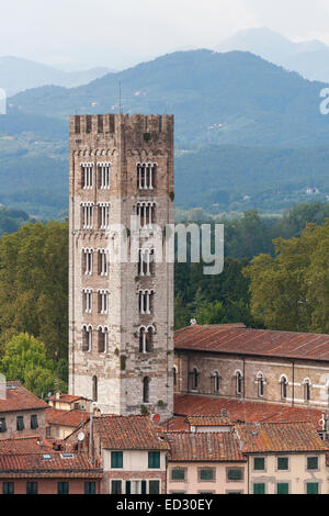 Der Kirchturm von San Frediano in Lucca, Toskana, Italien. Stockfoto