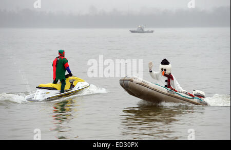 Washington, DC, USA. 24. Dezember 2014. Ein Schneemann-Imitator führt auf dem Potomac River während der 29. regionale Veranstaltung für Weihnachtsfeier "Wasserski Santa" in Alexandria, Virginia, USA, 24. Dezember 2014 genannt. Bildnachweis: Yin Bogu/Xinhua/Alamy Live-Nachrichten Stockfoto