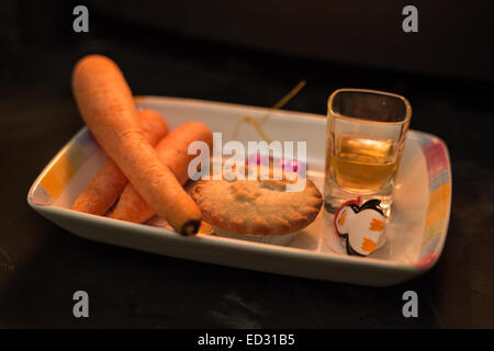 Ein Teller mit Leckereien für den Weihnachtsmann am Heiligabend ausgelassen Stockfoto