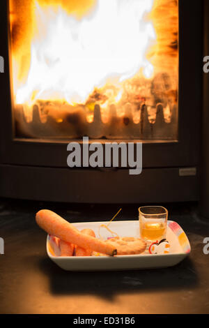 Ein Teller mit Leckereien für den Weihnachtsmann am Heiligabend ausgelassen Stockfoto