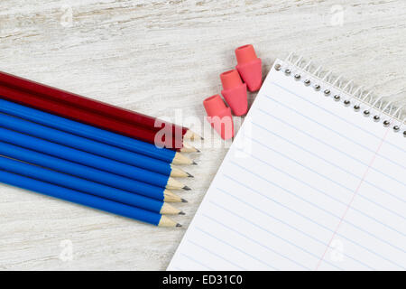 Bleistift Spitzen und Radiergummis zeigte auf eine leere Spirale Notizblock auf rustikalen weißes Holz Stockfoto