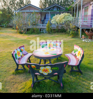 Sitzbank aus Beton mit Malfarbe auf schöne Garten gemacht Stockfoto