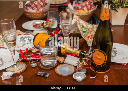 Ablagerungen im Anschluss an eine festliche Jahreszeit Party mit einer leeren Flasche Veuve Clicquot Champagner und anderem Müll Stockfoto