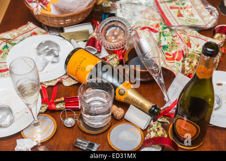 Ablagerungen im Anschluss an eine festliche Jahreszeit Party mit einer leeren Flasche Veuve Clicquot Champagner und anderem Müll Stockfoto