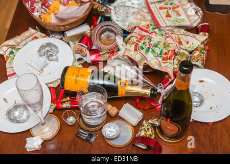 Ablagerungen im Anschluss an eine festliche Jahreszeit Party mit einer leeren Flasche Veuve Clicquot Champagner und anderem Müll Stockfoto