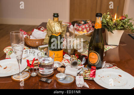 Ablagerungen im Anschluss an eine festliche Jahreszeit Party mit einer leeren Flasche Veuve Clicquot Champagner und anderem Müll Stockfoto