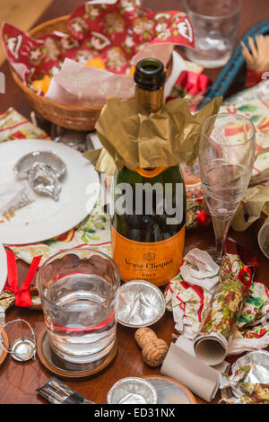 Ablagerungen im Anschluss an eine festliche Jahreszeit Party mit einer leeren Flasche Veuve Clicquot Champagner und anderem Müll Stockfoto