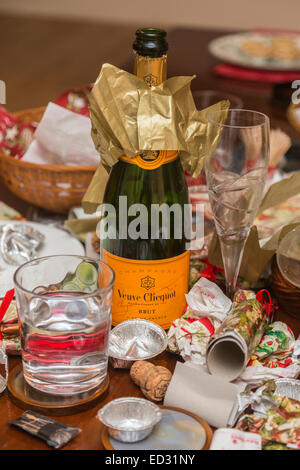 Ablagerungen im Anschluss an eine festliche Jahreszeit Party mit einer leeren Flasche Veuve Clicquot Champagner und anderem Müll Stockfoto