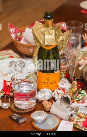 Ablagerungen im Anschluss an eine festliche Jahreszeit Party mit einer leeren Flasche Veuve Clicquot Champagner und anderem Müll Stockfoto