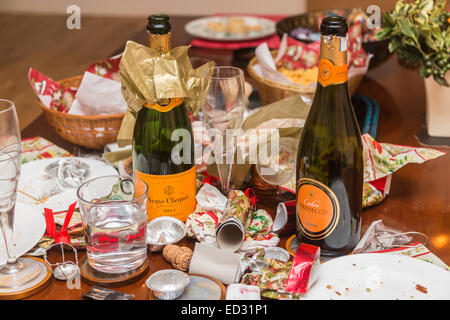 Ablagerungen im Anschluss an eine festliche Jahreszeit Party mit einer leeren Flasche Veuve Clicquot Champagner und anderem Müll Stockfoto