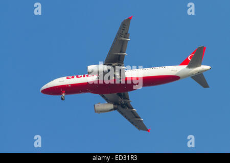 ISTANBUL, Türkei - 17. August 2014: Atlasjet Airlines Airbus A320-233, Sabiha Gökçen Flughafen landen. AtlasJet haben 17 destina Stockfoto